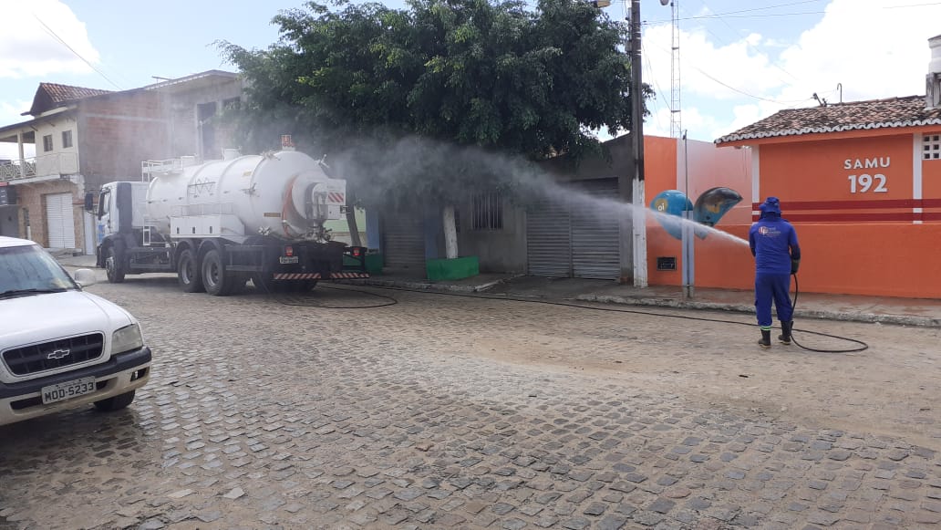 Ruas de Mogeiro são desinfectadas para evitar disseminação do coronavírus