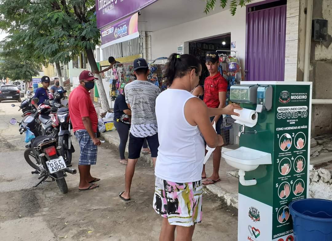 Lavatórios portáteis são instalados nos locais de maior fluxo de pessoas em Mogeiro