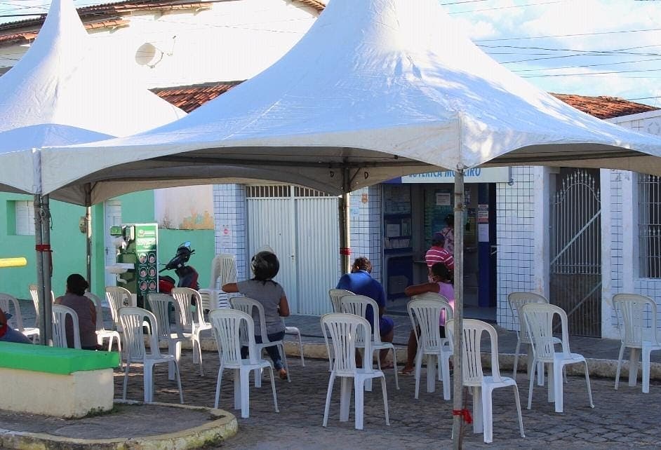 Prefeitura instala tendas e cadeiras para reduzir aglomerações em frente a casa lotérica