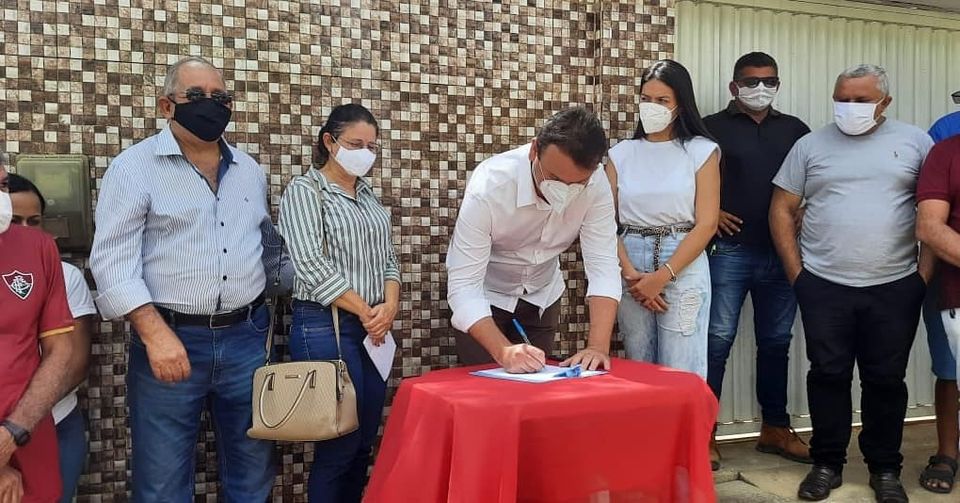 Prefeito assina ordem de serviço para calçamento e pavimentação de ruas em Mogeiro