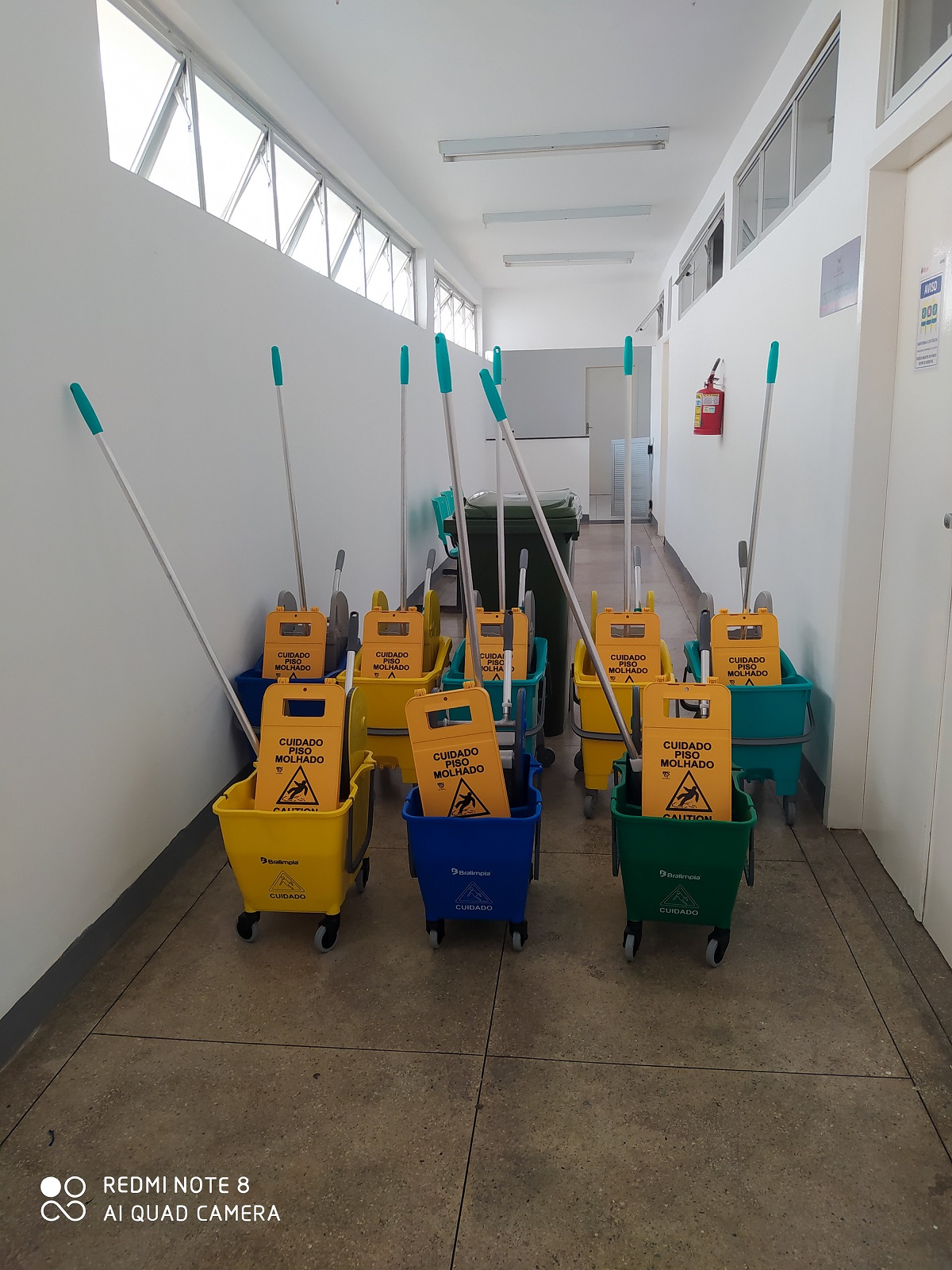 Prefeito Antônio Ferreira adquire contêineres e carrinhos de limpeza (MOPS)