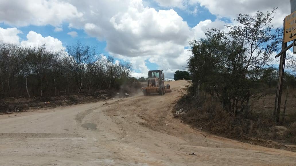 Limpeza nas vias públicas e nos entornos do posto de saúde do Loteamento Maria Peixoto