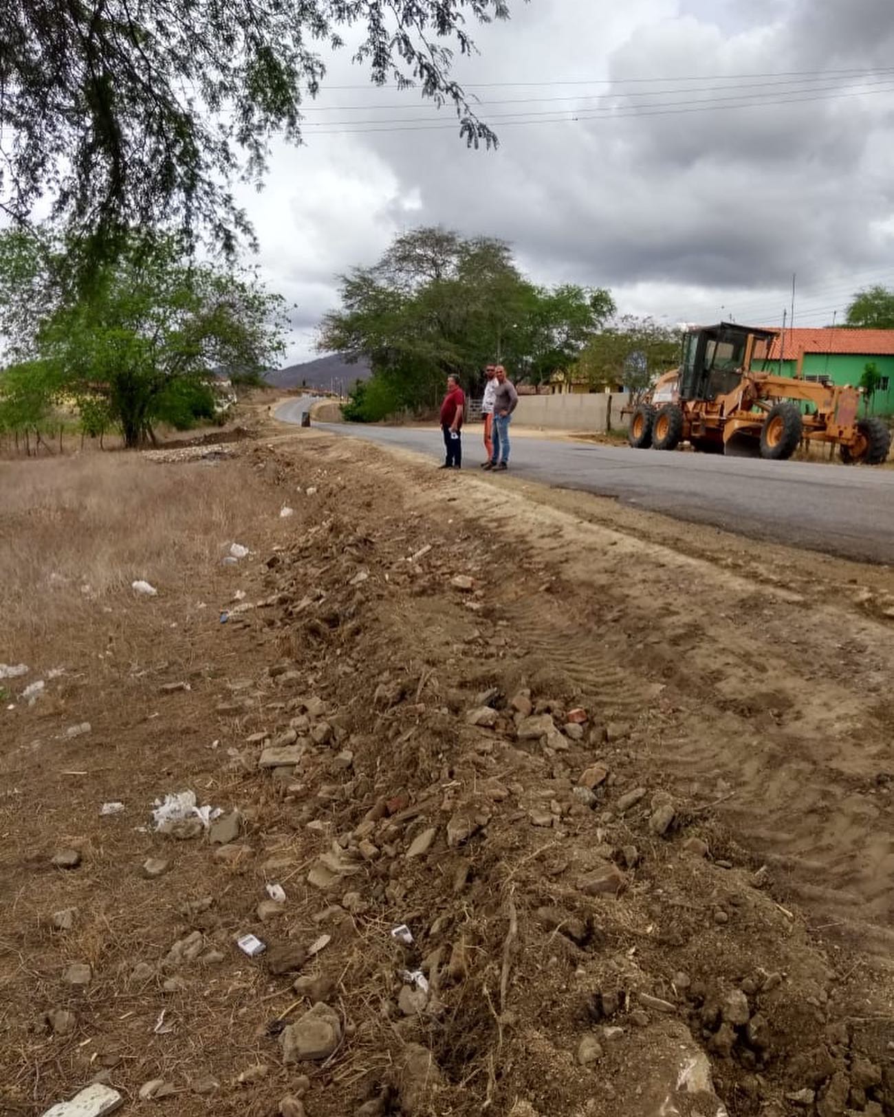 Prefeitura realiza limpeza nas vias públicas na altura do sítio Pintado
