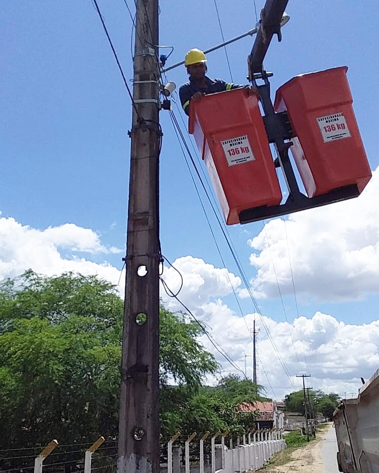 Prefeitura realiza manutenção na rede de iluminação pública e pintura nos meios fios