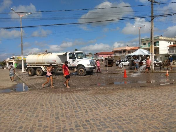 Prefeitura realiza serviços de sanitização no pátio e no interior do Mercado Público Municipal