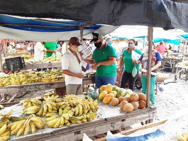 Secretaria de Agricultura realiza orientação sobre boas práticas de venda de hortifruti e carnes na feira livre