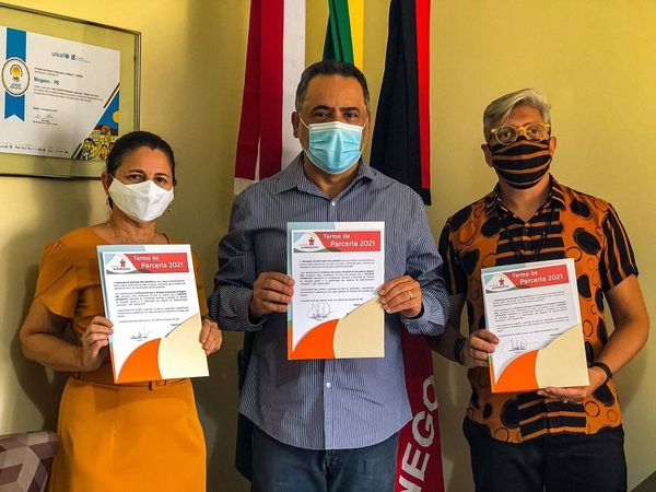 Prefeito assina termos de parceria com o Instituto Alpargatas e entrega prêmio do Programa Educador Nota 10