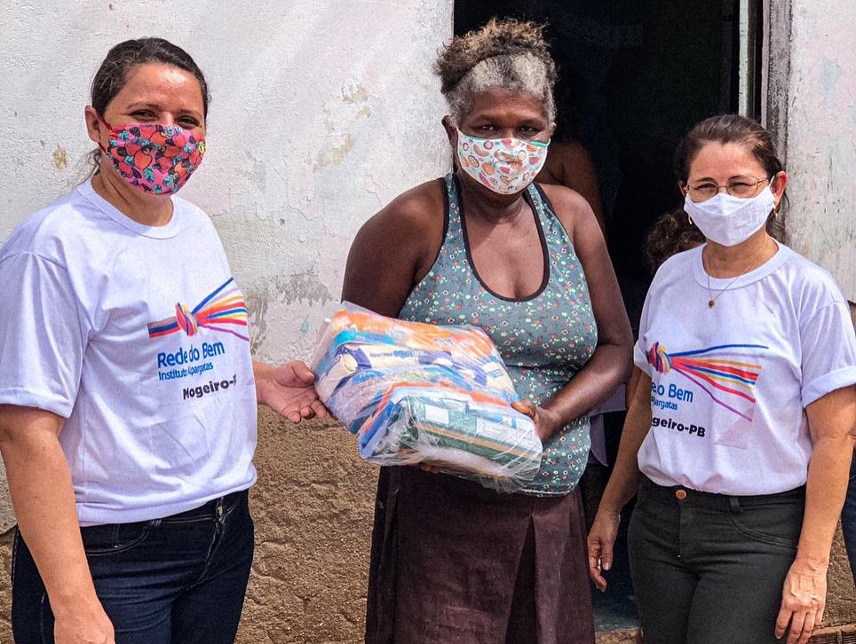 Nosso município recebeu hoje, 27, mais um repasse de doses para a continuidade da vacinação contra a Covid-19 de pessoas com comorbidades, comprovadas através de laudo, que tenham 18 anos ou mais.  Todos os detalhes sobre dia, horário e local de vacinação estão sendo repassados pessoalmente pelos Agentes Comunitários de Saúde – ACSs de cada área.  Hoje também foi realizado um treinamento da vacina Pfizer entre as Coordenações de Imunização e de Atenção Básica e os vacinadores do nosso município.
