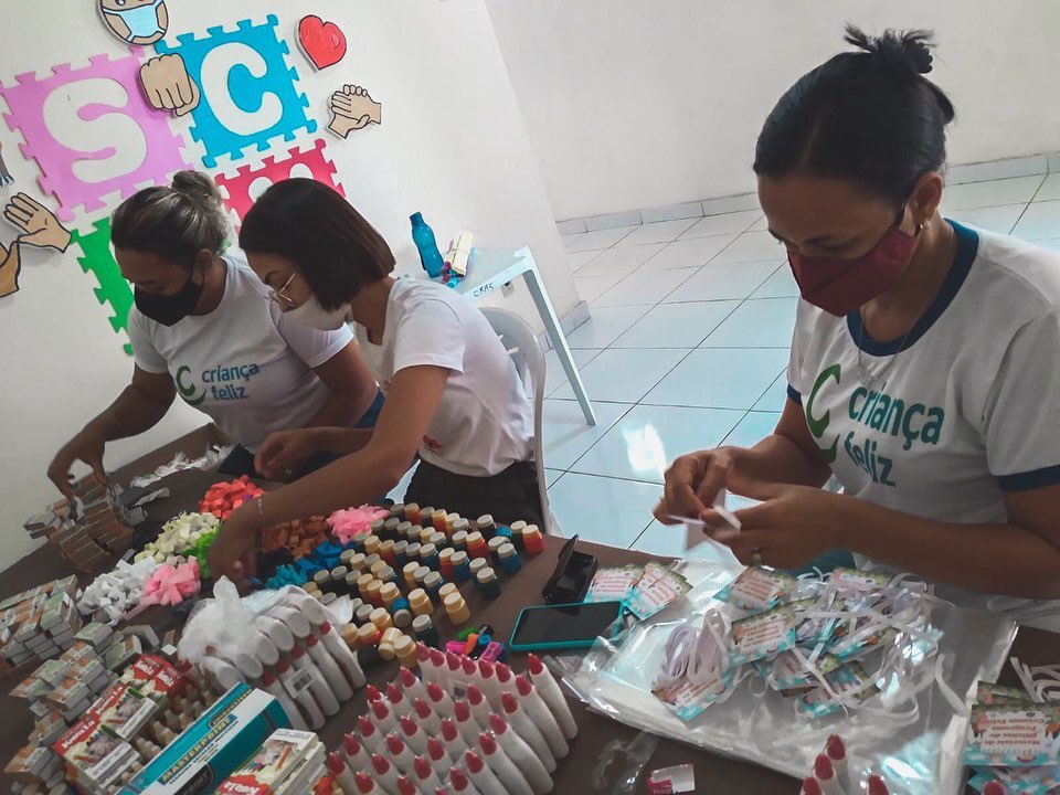 Integrantes do programa Criança Feliz recebem kits de material para oficinas