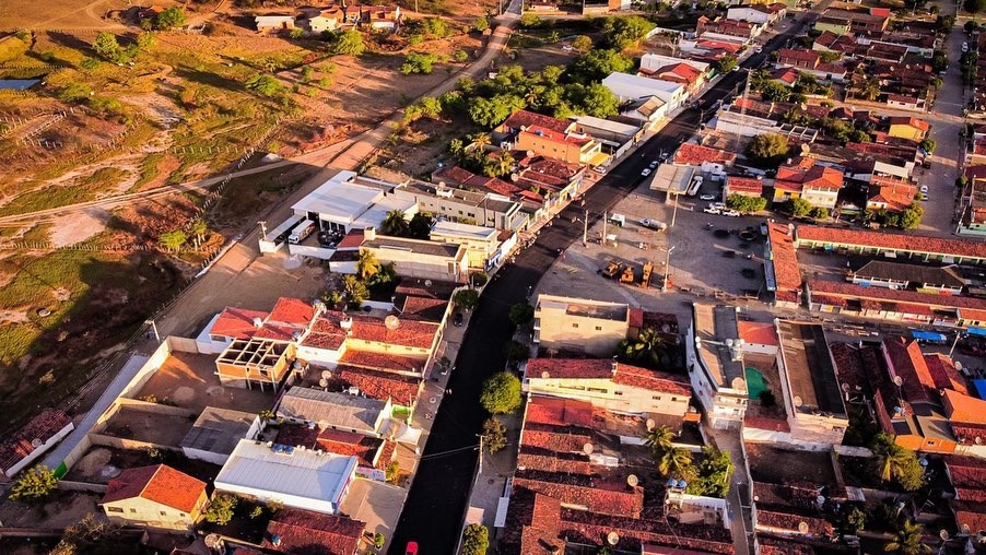 Pavimentação da avenida principal da cidade é iniciada