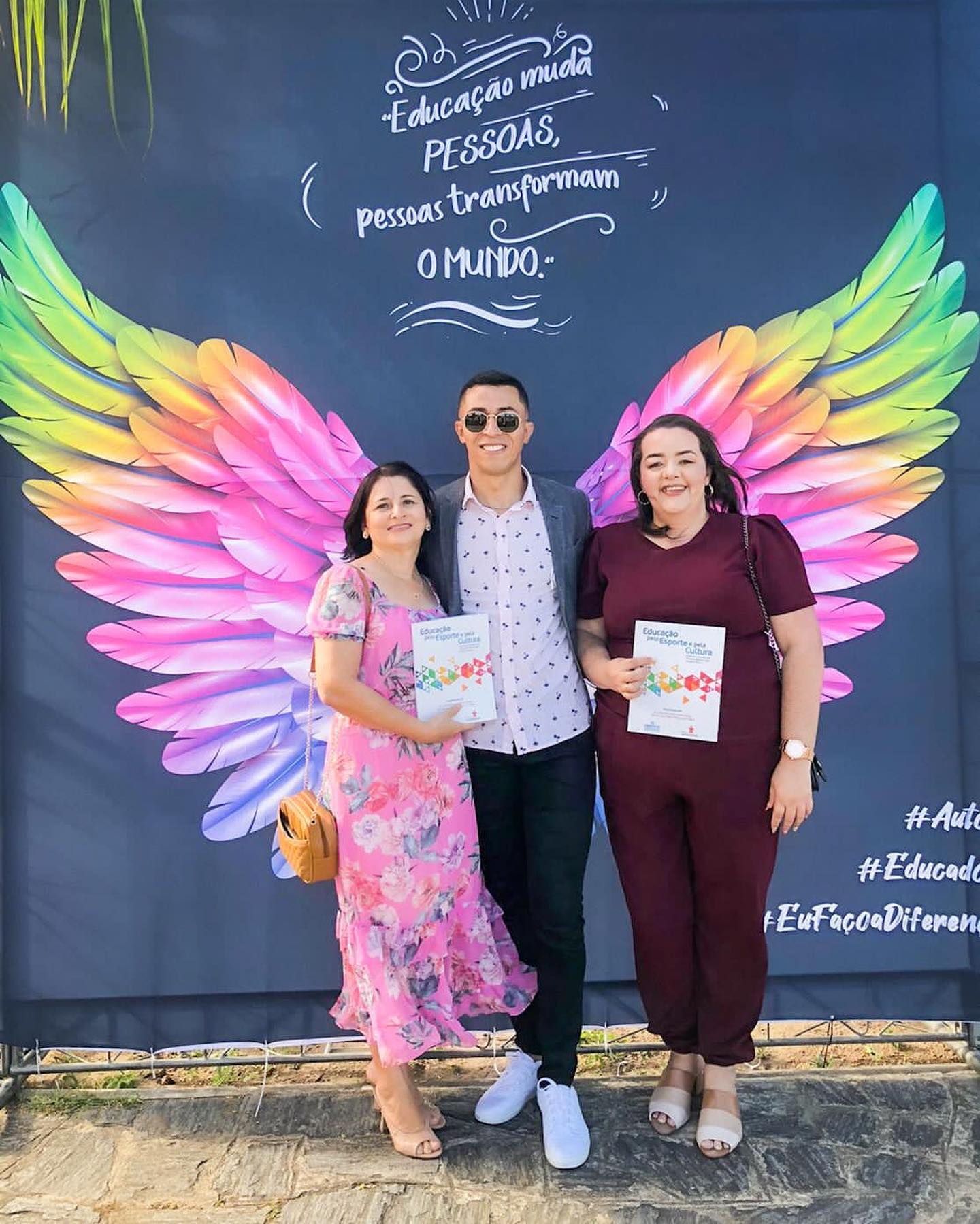 Professores da rede municipal de ensino participam de tarde de autógrafos