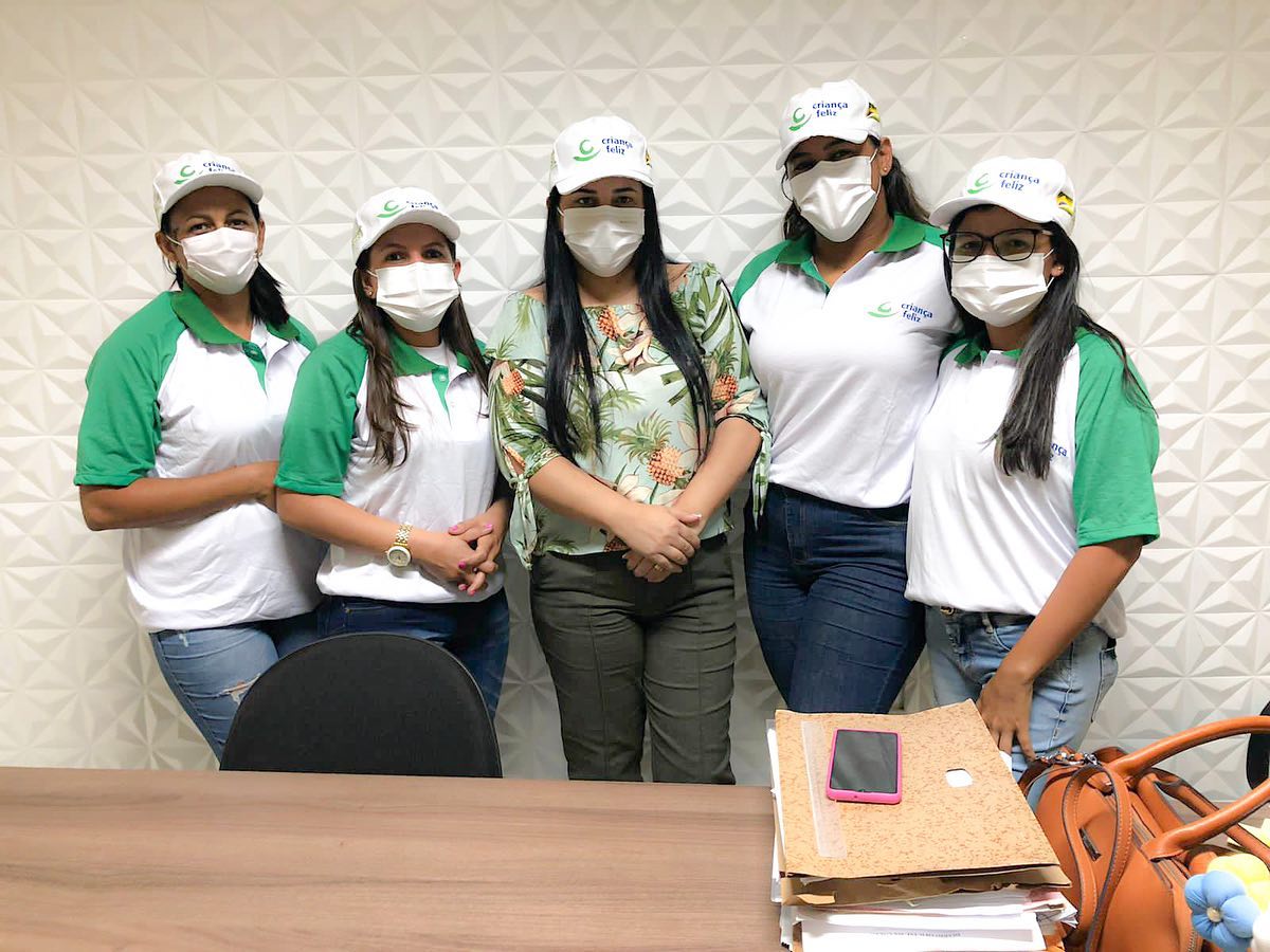 Integrantes do programa Criança Feliz ganham kit com materiais de trabalho