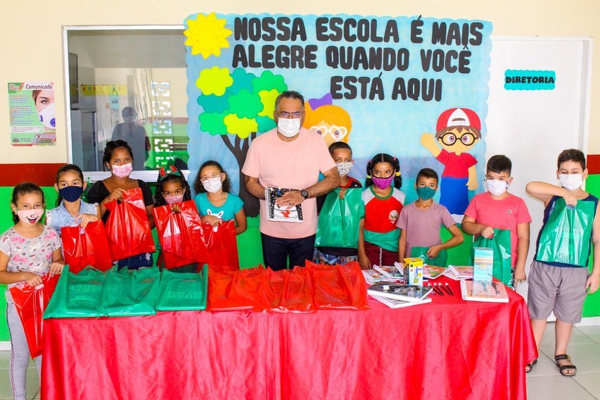 Prefeitura realiza entrega de kits de material escolar