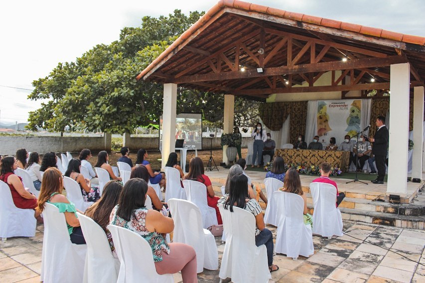 Alunos do curso de Costura Industrial do Vestiário recebem certificado durante cerimônia de formatura
