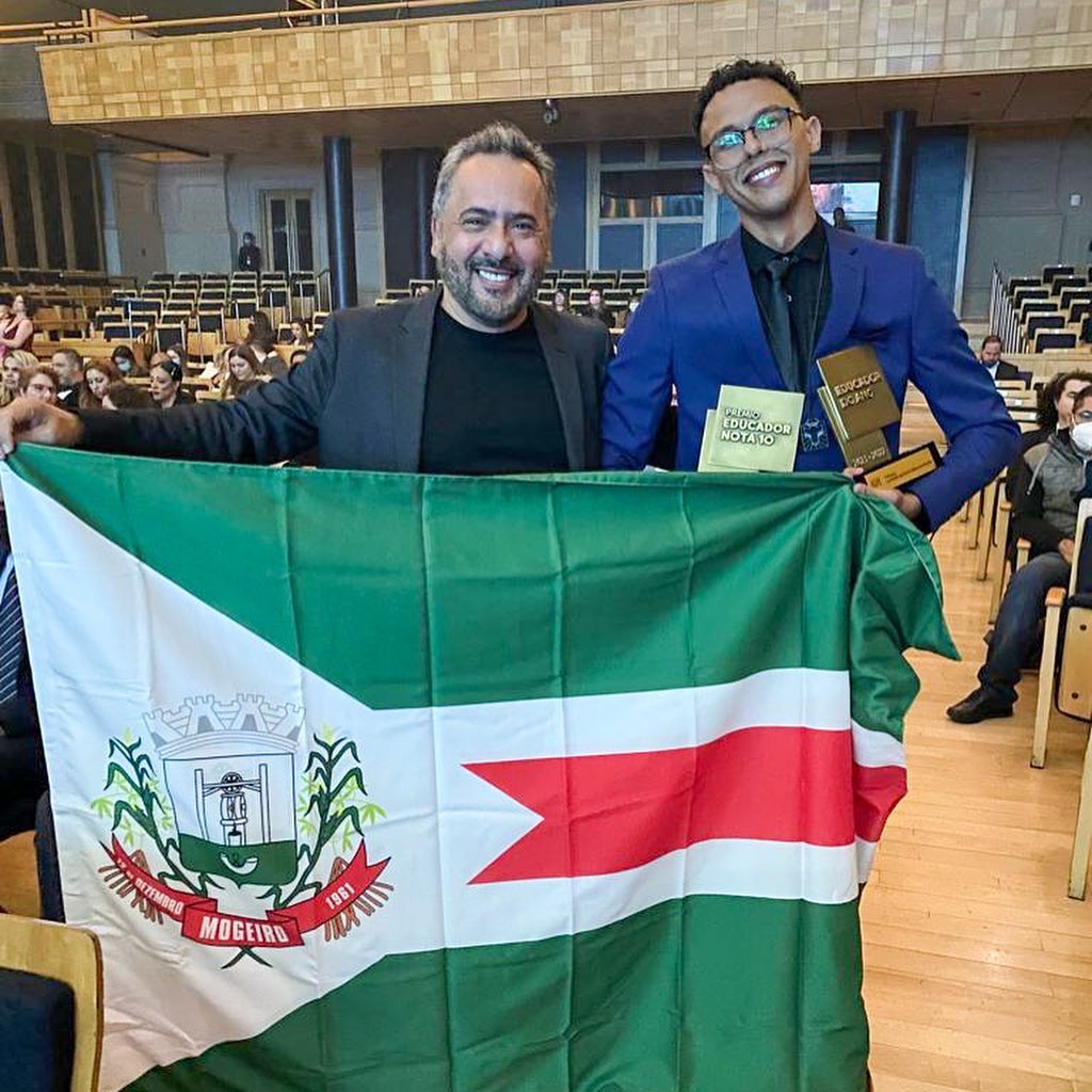 Professor do município vence os prêmios Educador Nota 10 e Educador do Ano 2022