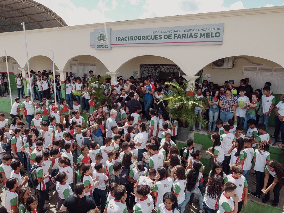 Professor vencedor dos prêmios Educador Nota 10 e Melhor Educador do Ano é recebido com cortejo no município