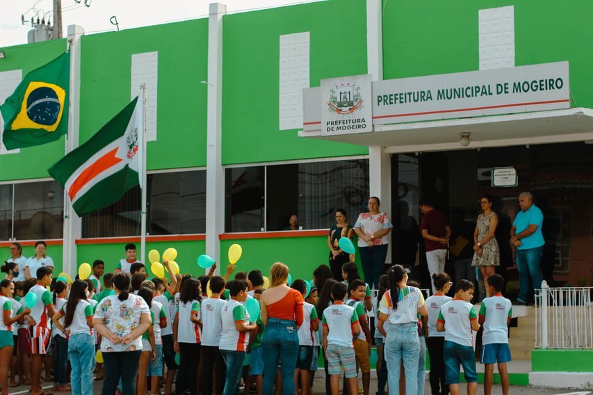 Bandeiras são hasteadas na Prefeitura Municipal em alusão à Semana da Pátria