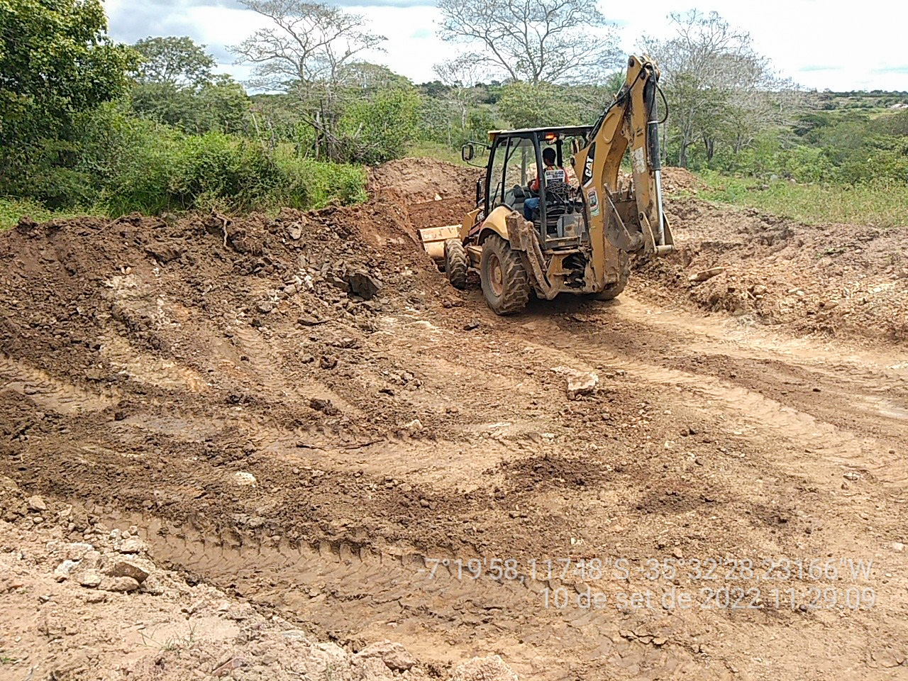 Prefeitura Municipal, através da Secretaria de Infraestrutura, realiza manutenção em estradas vicinais