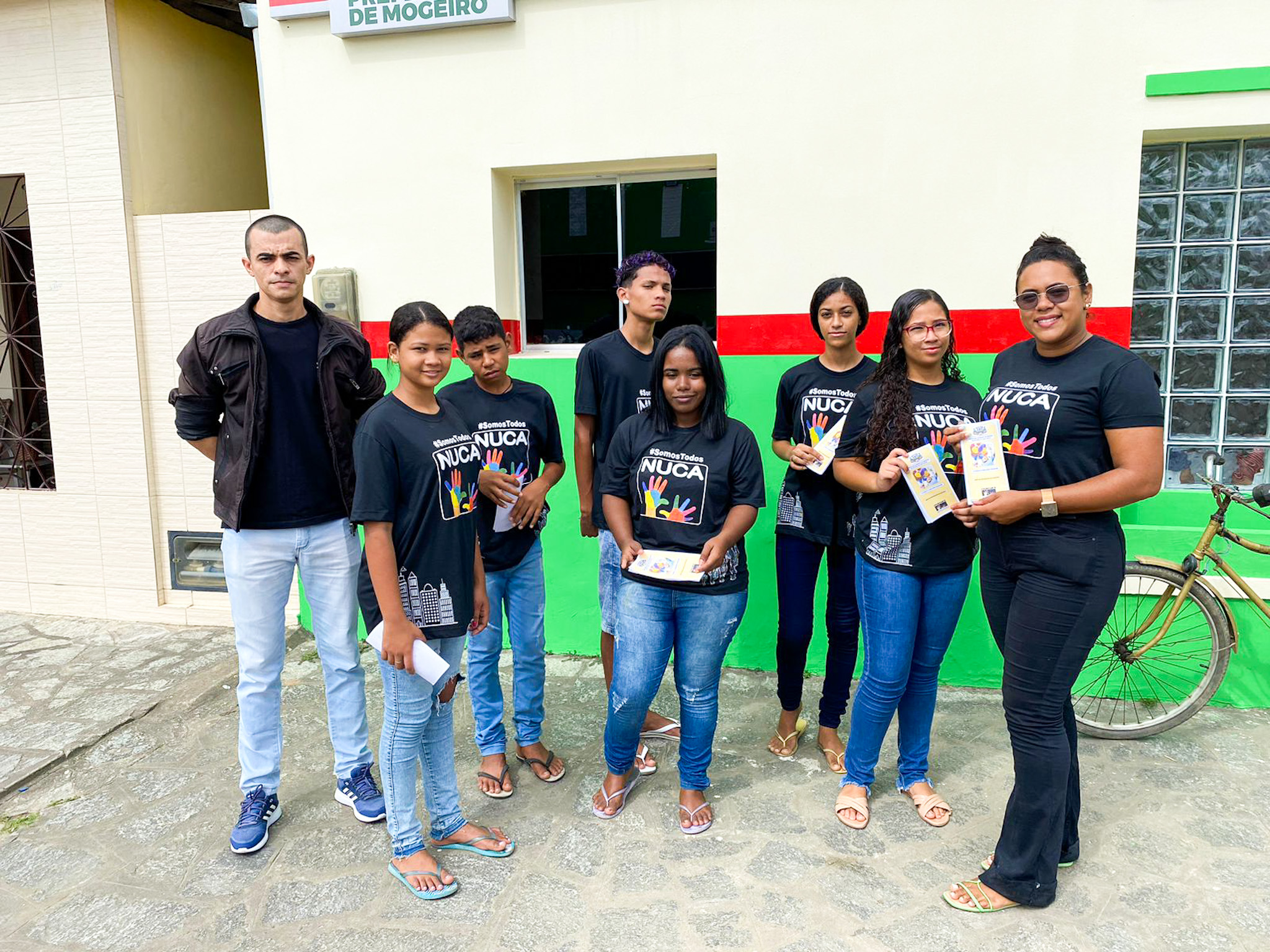 Adolescentes do NUCA realizam ação de panfletagem