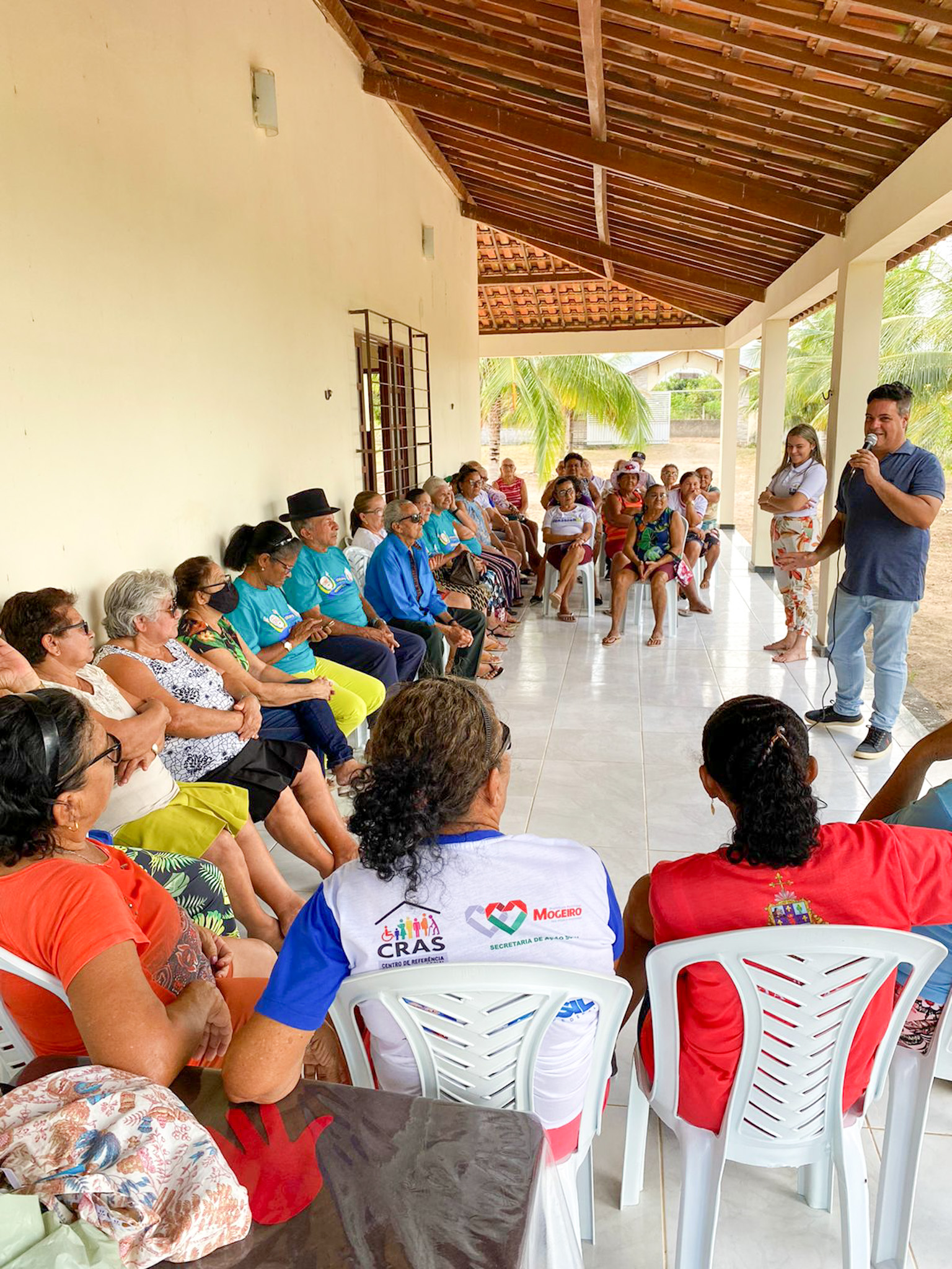 Grupo da terceira idade participa de encontro no CRAS