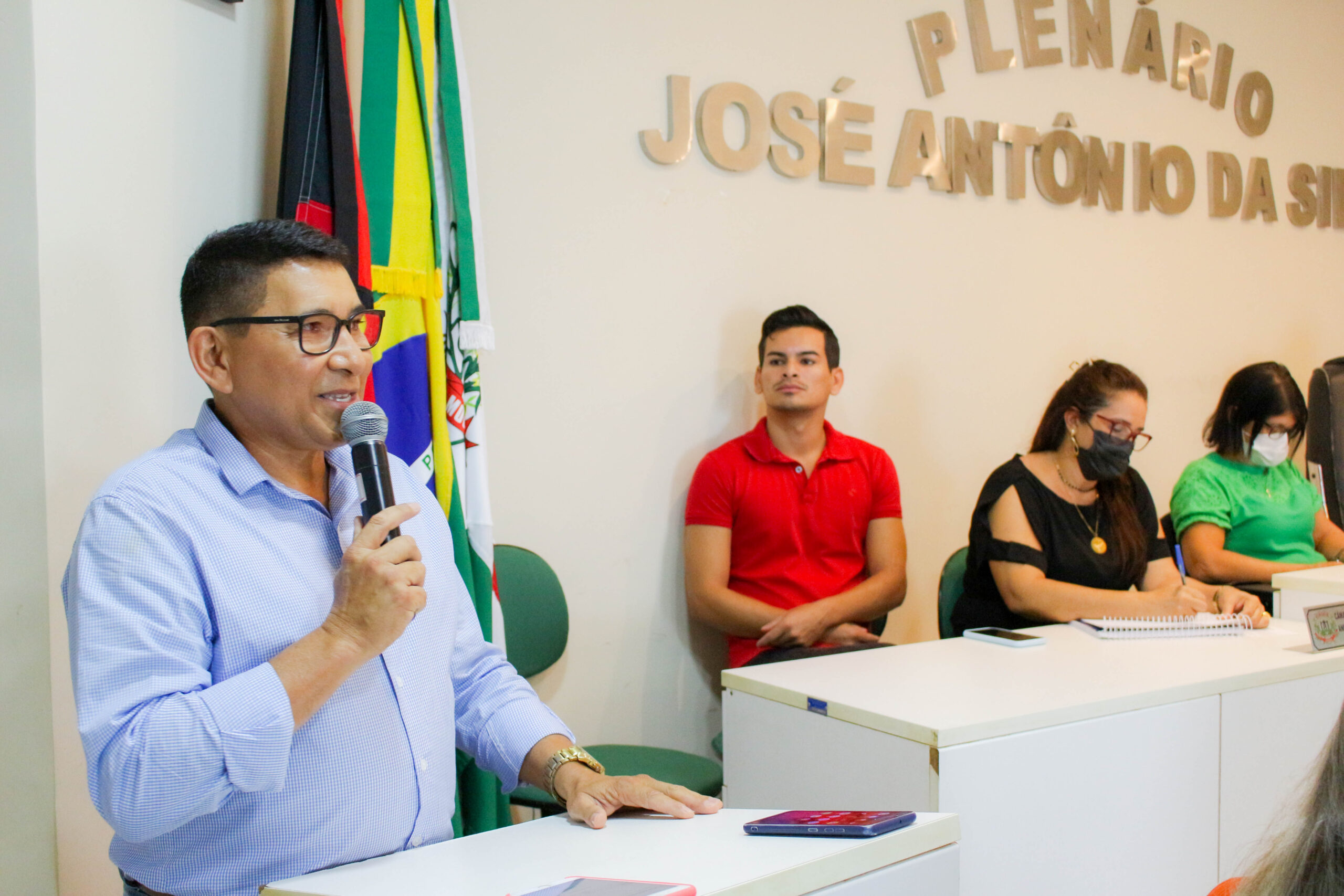 Posse do prefeito interino é realizada durante sessão solene