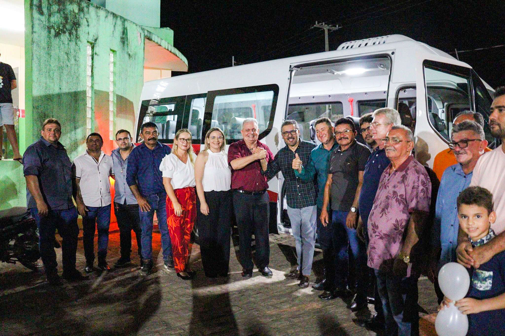 Van para transportar pacientes é entregue ao município
