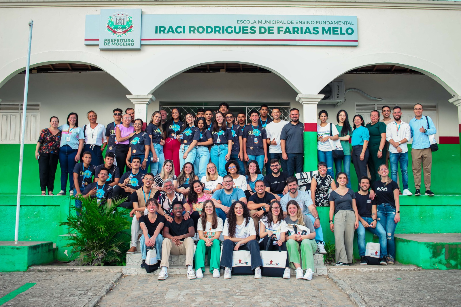 Escola Municipal Iraci Rodrigues recebe trainees do Instituto Alpargatas; entre eles estão brasileiros e estrangeiros