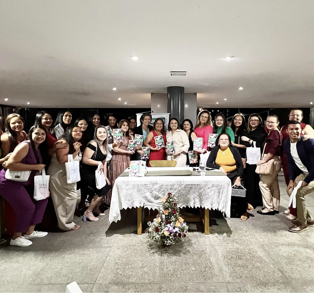 Professora Mogeirense, Márcia Gomes, lançou seu primeiro livro