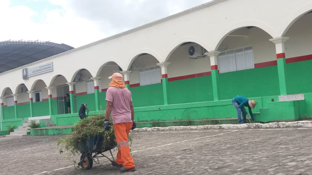 Escola Municipal Iraci Rodrigues recebe serviços de limpeza