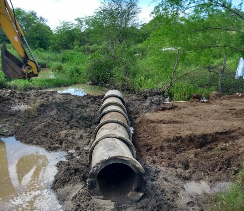 Comunidade Nogueira recebe serviços de terraplanagem e colocação de manilhas