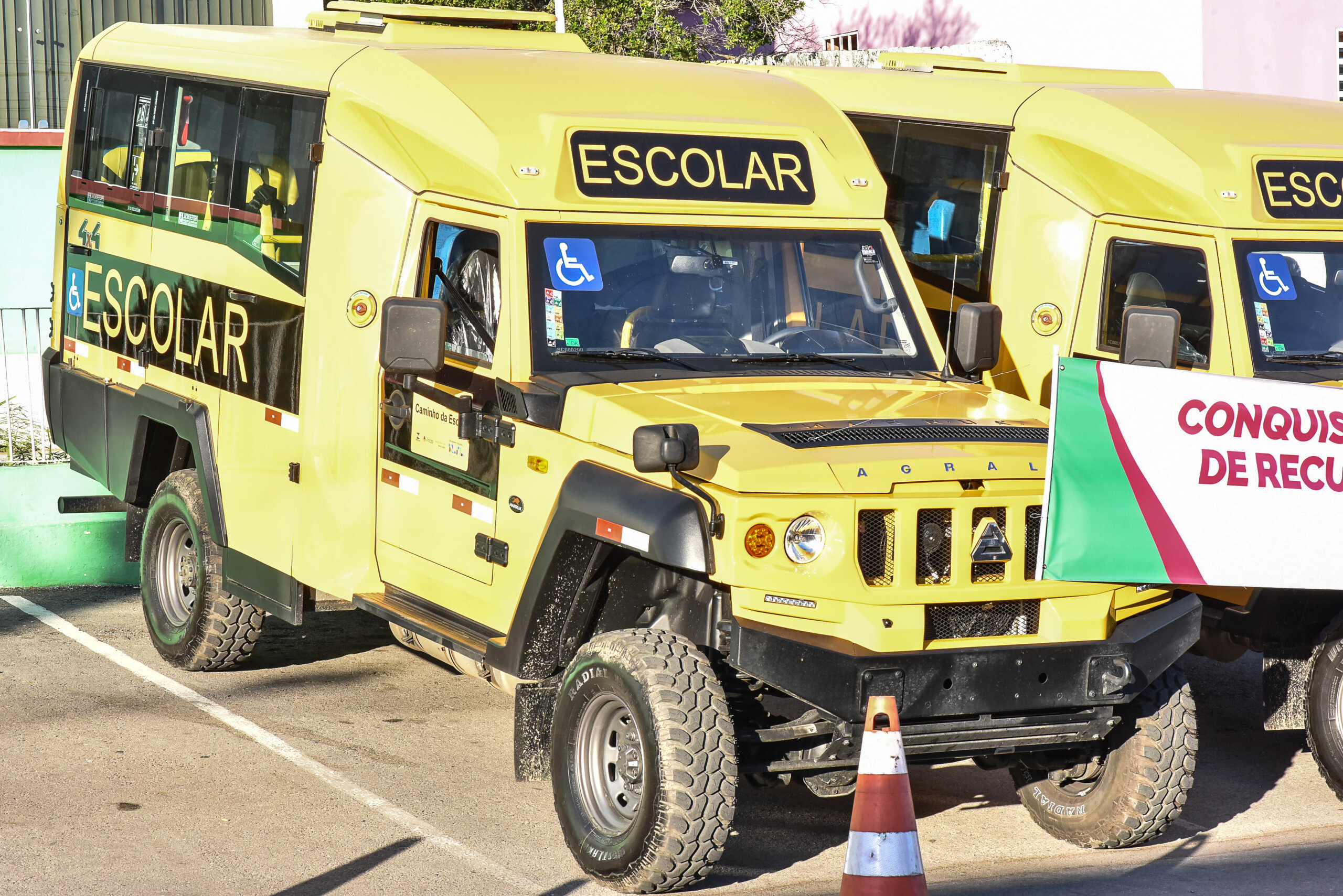 Educação de Mogeiro recebe dois novos micro-ônibus adquiridos com recursos próprios