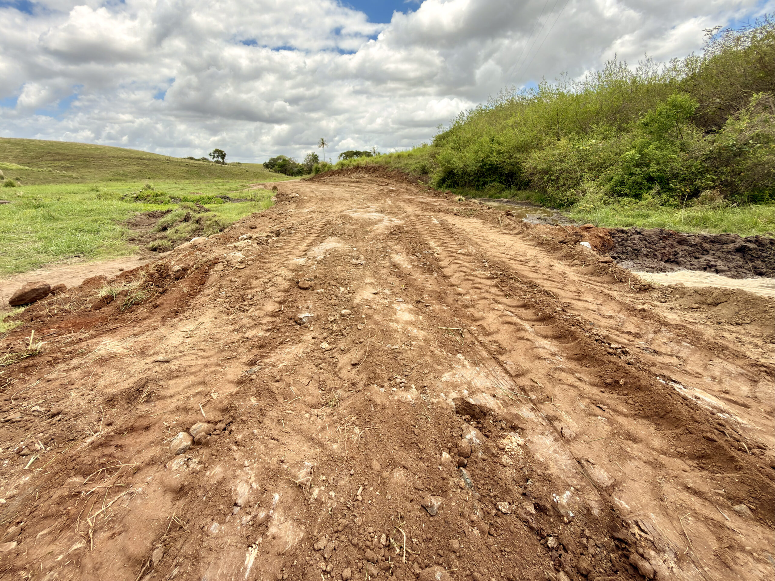 Prefeitura de Mogeiro realiza manutenção nas estradas da Serra do Cabral e Granjeiro