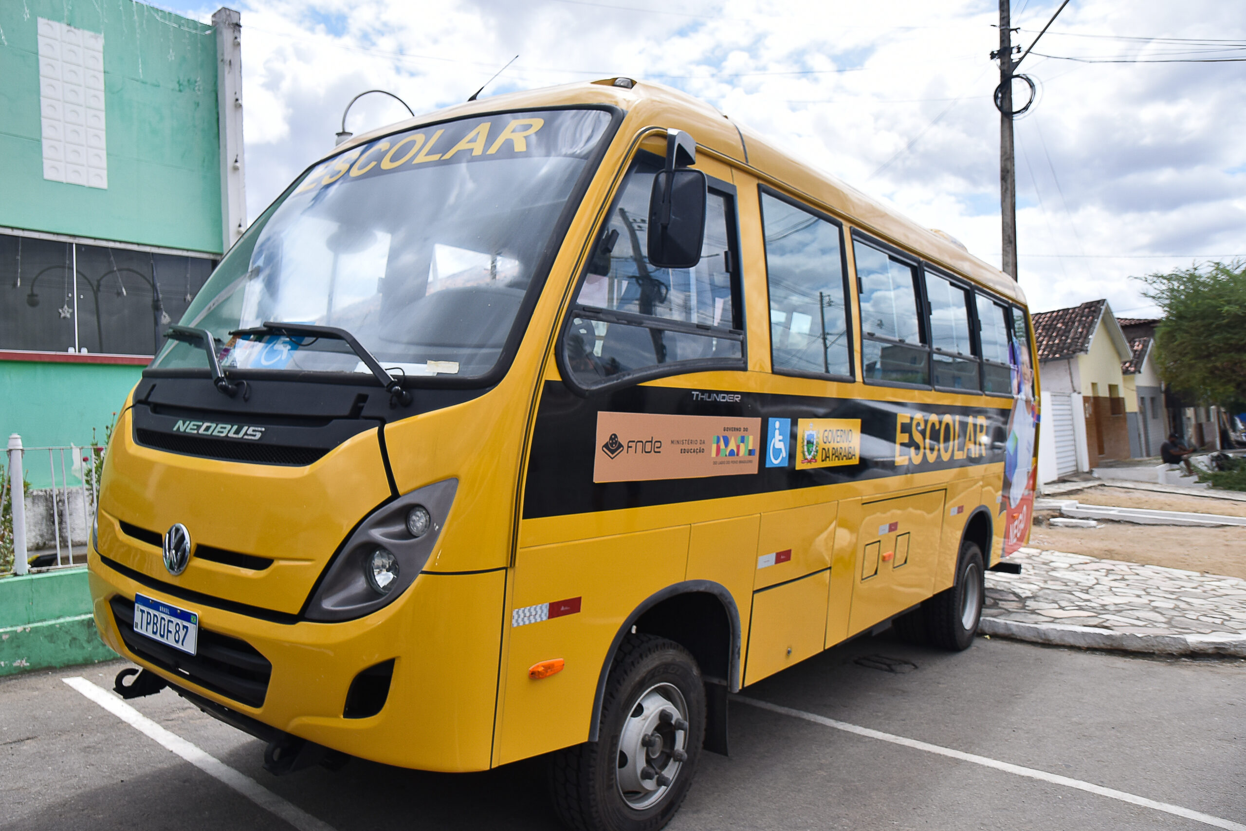 Mogeiro é contemplado com mais um ônibus escolar